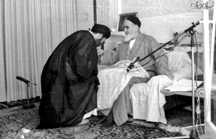 بوسه رهبر انقلاب بر دستان امام روح‌الله+عکس