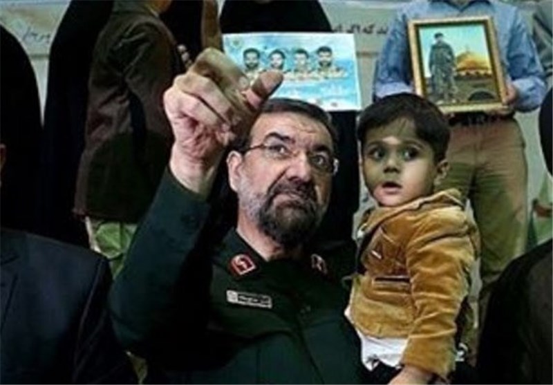 فرزند شهید مدافع در بغل محسن رضایی+عکس
