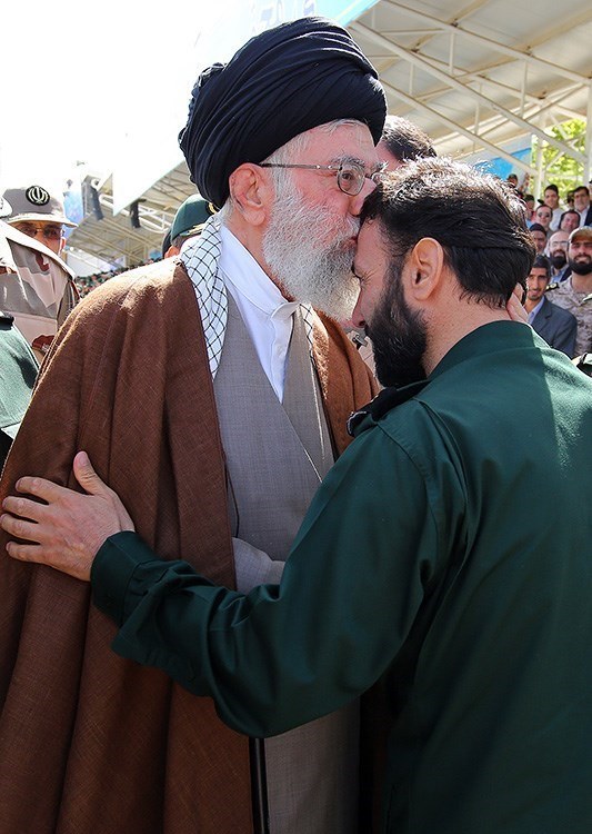 بوسه رهبر انقلاب بر پیشانی یک پاسدار+عکس