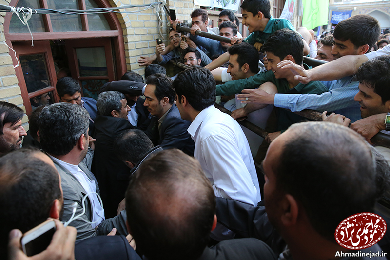 تصاویری دیگر از استقبال زنجانی‌‌ها از احمدی‌نژاد