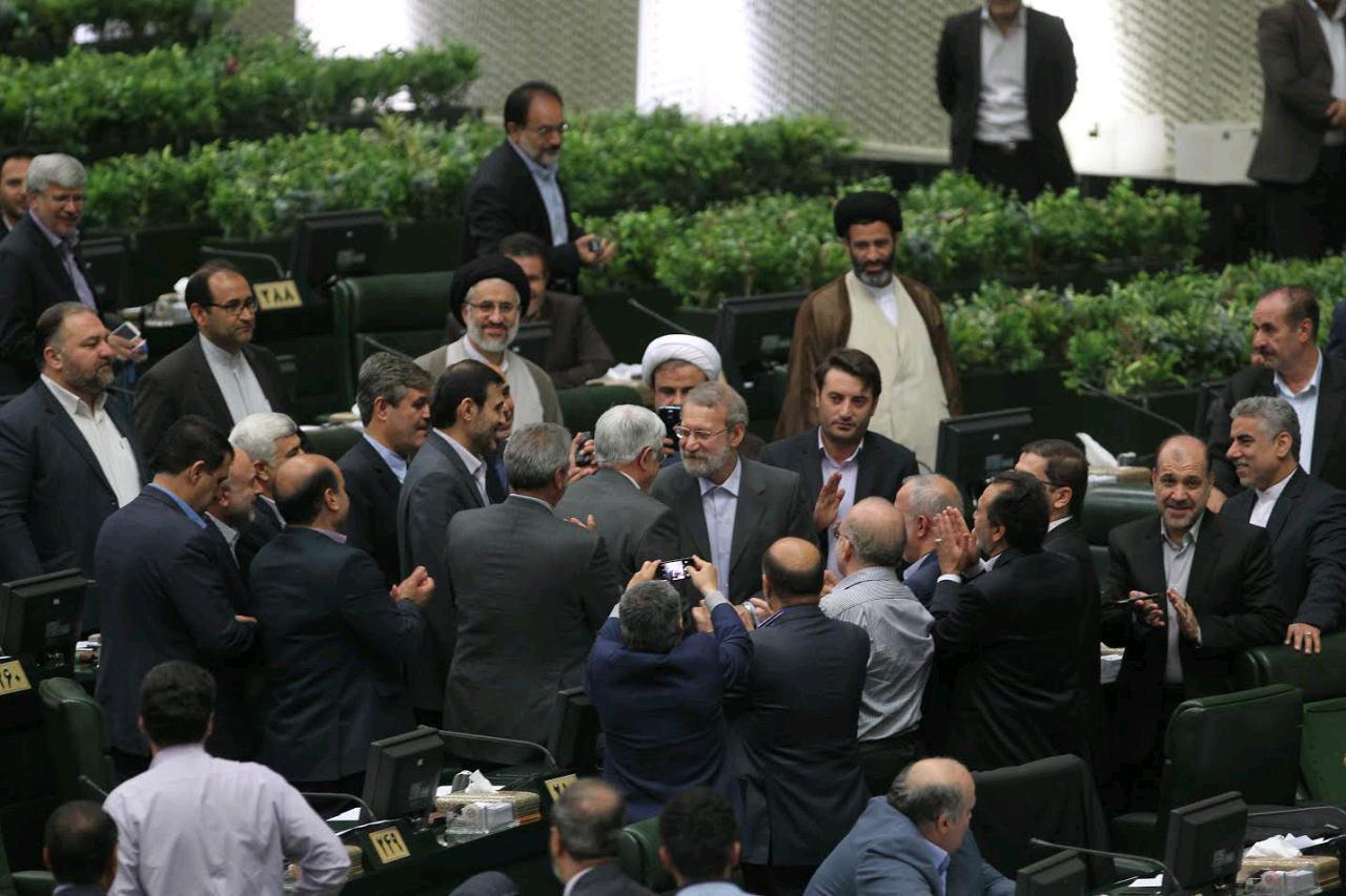 عکس/ لحظه تبریک عارف به لاریجانی!