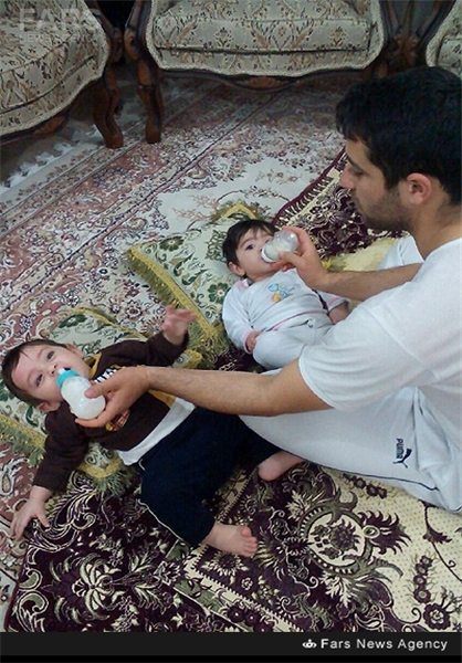 شیردادن شهید مدافع حرم به دوقلوهایش+عکس شیردادن شهید مدافع حرم به دوقلوهایش+عکس