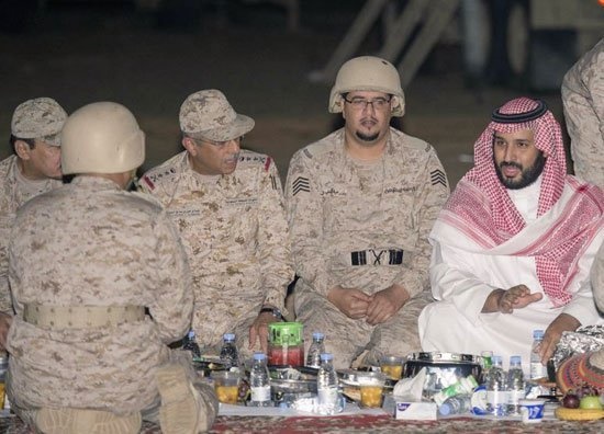افطار پسر ملک سلمان با نظامیان سعودی+عکس افطار پسر ملک سلمان با نظامیان سعودی+عکس