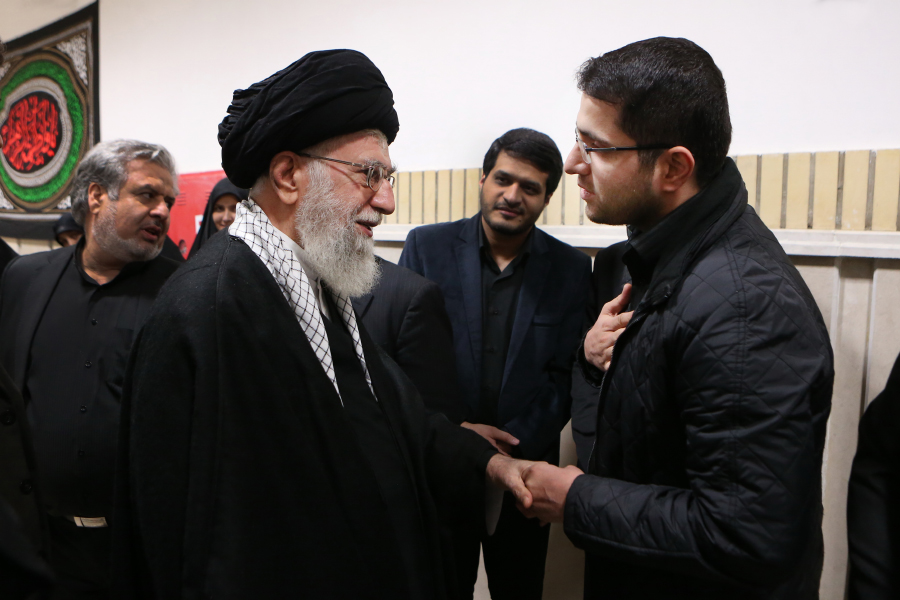 گفتگوی مرحوم دادمان با رهبر انقلاب + عکس گفتگوی مرحوم دادمان با رهبر انقلاب + عکس