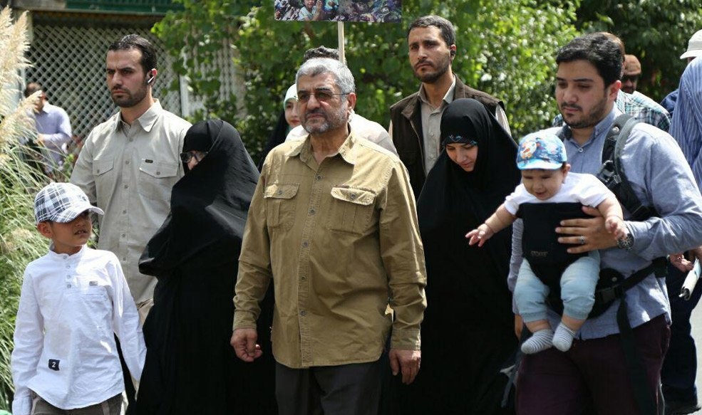 حضورخانوادگی فرمانده سپاه در راهپیمایی+عکس
