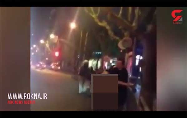 زن هرزه و مست خود را در خیابان برهنه کرد! زن هرزه و مست خود را در خیابان برهنه کرد!