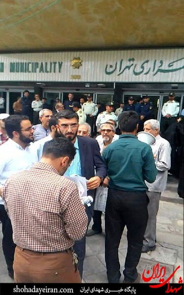 تجمع اعتراضی خانواده شهدا مقابل شهرداری تهران + عکس تجمع اعتراضی خانواده شهدا مقابل شهرداری تهران + عکس