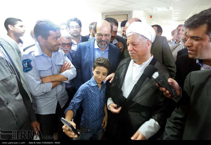 سلفی با هاشمی رفسنجانی در کرمان +عکس