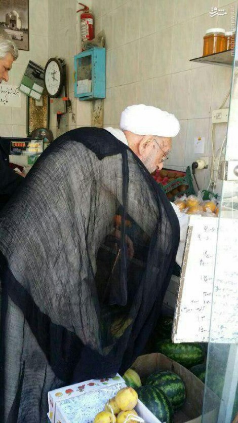 آیت‌الله امینی در حال خرید از یک مغازه +عکس