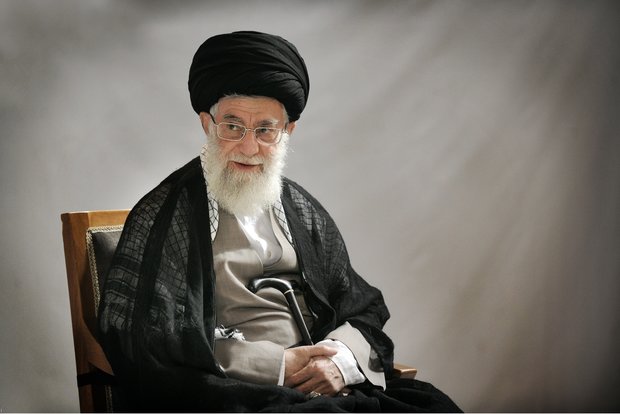 قرائت دستنوشته رهبری بر قرآن اهدایی چرخنده قرائت دستنوشته رهبری بر قرآن اهدایی چرخنده