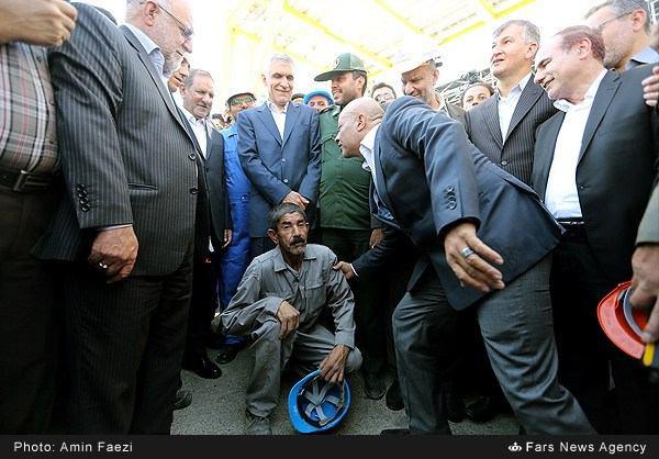 یک کارگر عکس یادگاری معاون اول را به...!+عکس