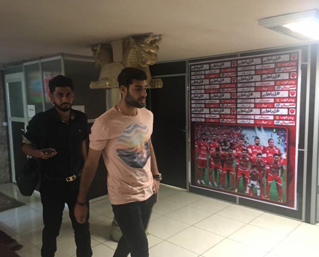 مهدی طارمی به باشگاه پرسپولیس رفت+عکس مهدی طارمی به باشگاه پرسپولیس رفت+عکس