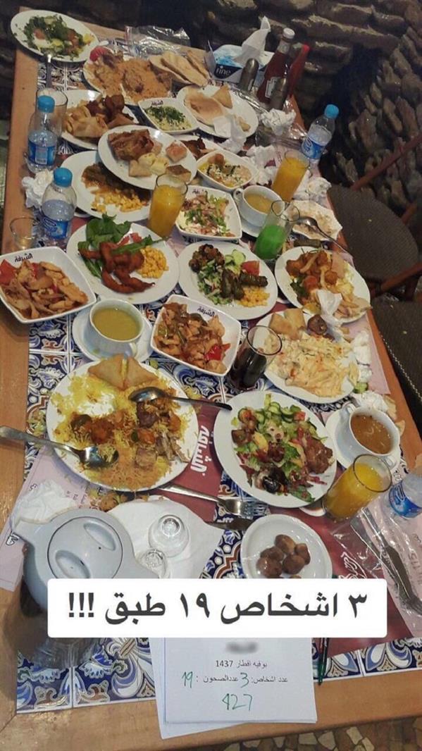 پولدارهای عربستان اینطور افطار میکنند! +تصاویر پولدارهای عربستان اینطور افطار میکنند! +تصاویر