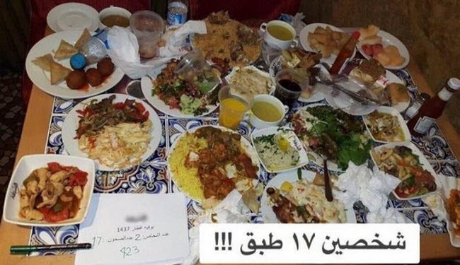 پولدارهای عربستان اینطور افطار میکنند! +تصاویر پولدارهای عربستان اینطور افطار میکنند! +تصاویر