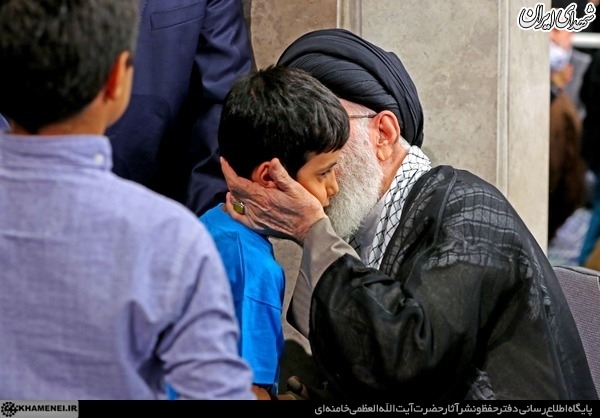 یادگاران مدافعان حرم در آغوش رهبر انقلاب+عکس