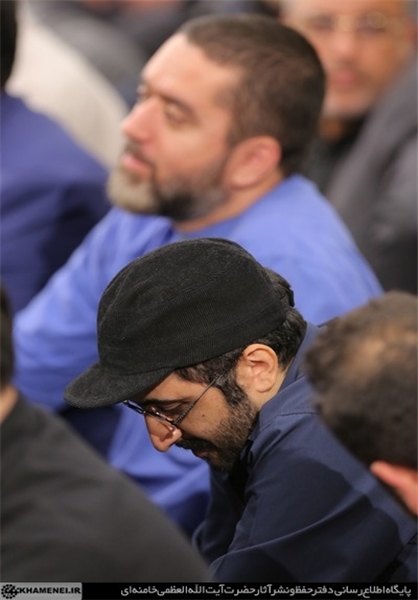 یک بازیگر در دیدار خانواده شهدا با رهبری +عکس