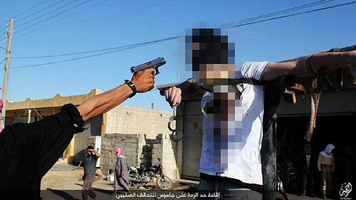 داعش قلب یک جوانی را با چاقو درید +عکس داعش قلب یک جوانی را با چاقو درید +عکس