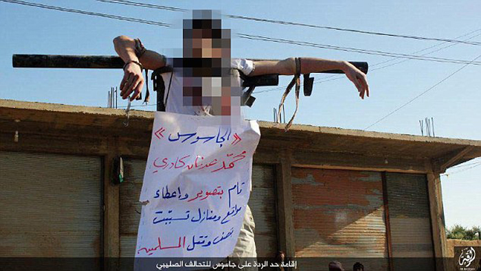 داعش قلب یک جوانی را با چاقو درید +عکس داعش قلب یک جوانی را با چاقو درید +عکس