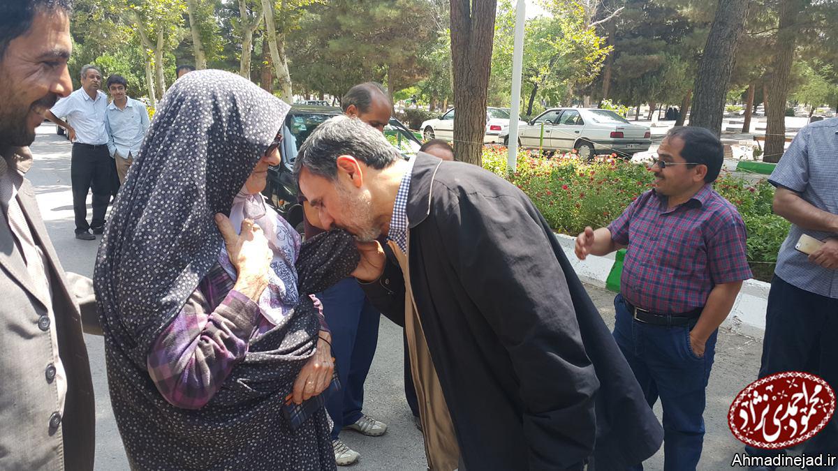 بوسه احمدی‌نژاد بر چادر مادر شهید +عکس