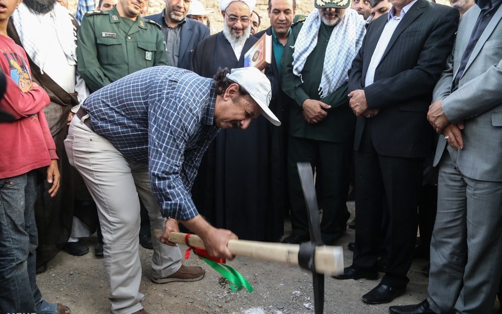 مجید مجیدی، در میان جهادگران بسیجی +عکس مجید مجیدی، در میان جهادگران بسیجی +عکس