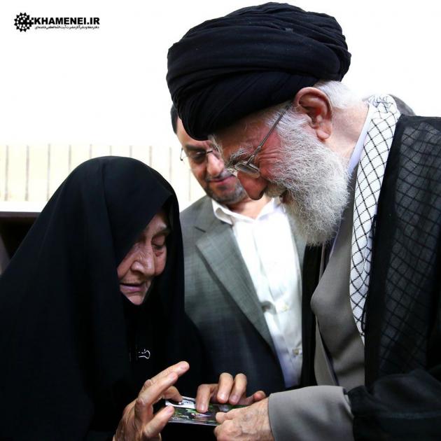 مادر شهید در دیدار دیروز رهبر انقلاب +عکس