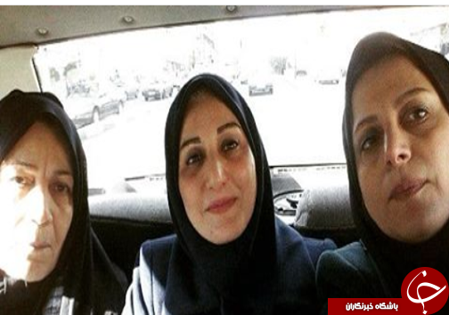 خواهران گوینده خبر در کنار 
