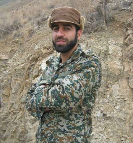 وداع همرزمان با شهید مدافع حرم وداع همرزمان با شهید مدافع حرم