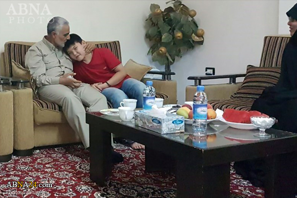 روایت دیدار حاج قاسم با خانواده شهید فاطمیون
