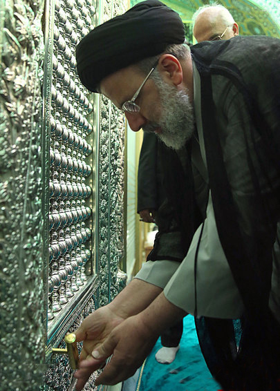 لحظه باز کردن قفل ضریح امام رضا(ع) +عکس لحظه باز کردن قفل ضریح امام رضا(ع) +عکس