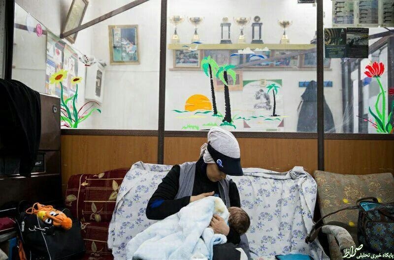 الهه احمدی در حال شیر دادن به فرزندش در ریو الهه احمدی در حال شیر دادن به فرزندش در ریو