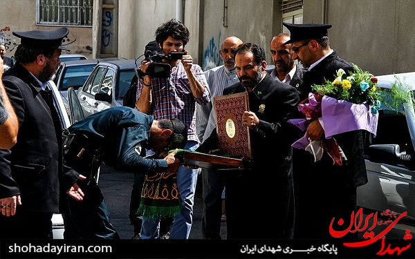 عکس/ ادای احترام مردمی به پرچم امام رضا