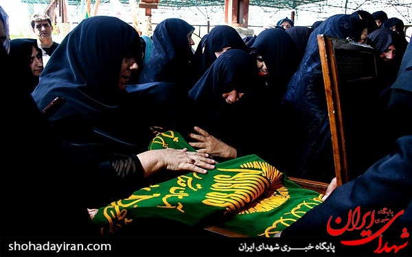 عکس/ ادای احترام مردمی به پرچم امام رضا