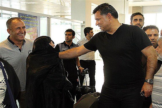 استقبال مادر علی دایی از او در اردبیل +عکس استقبال مادر علی دایی از او در اردبیل +عکس