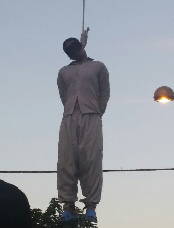 ضارب بانوان جهرمی در ملاءعام اعدام شد+ عکس ضارب بانوان جهرمی در ملاءعام اعدام شد+ عکس