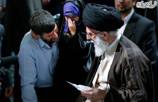 نامه دادن نوه یک شهید به رهبر انقلاب +عکس نامه دادن نوه یک شهید به رهبر انقلاب +عکس