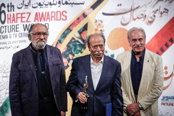 بوسه داریوش ارجمند بر دستان نصیریان +عکس