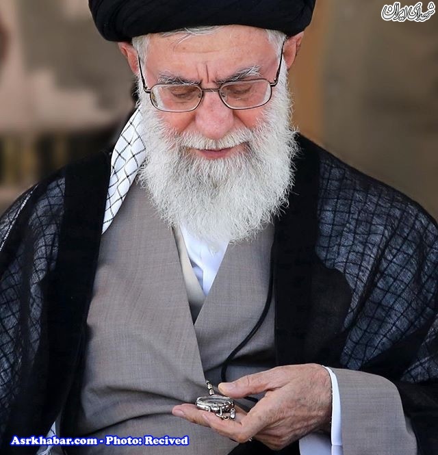 رهبر انقلاب در حال نگاه کردن به ساعت+عکس