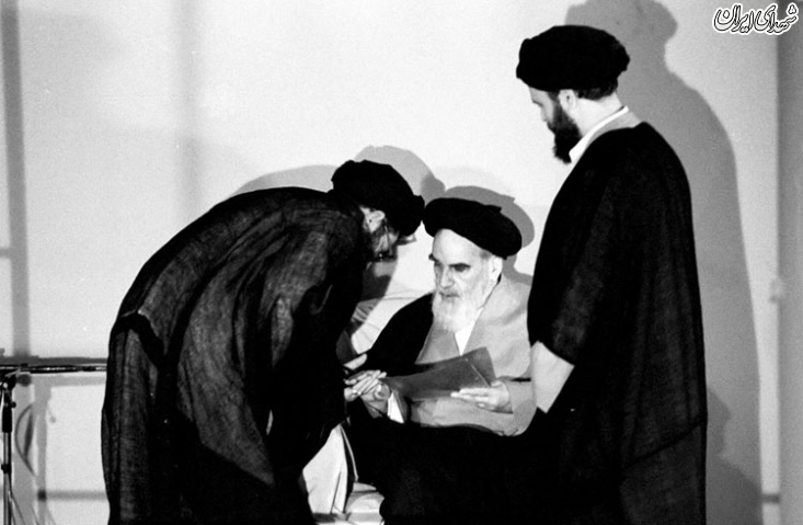 تنفیذ ریاستجمهوری رهبر انقلاب توسط امام+عکس تنفیذ ریاستجمهوری رهبر انقلاب توسط امام+عکس
