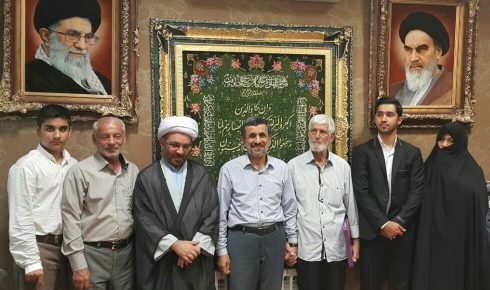 دیدار خانواده شهدای مدافع حرم با احمدینژاد+عکس دیدار خانواده شهدای مدافع حرم با احمدینژاد+عکس