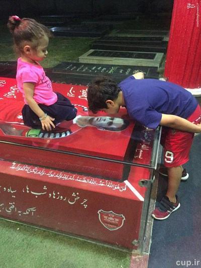 حضور فرزندان هادی نوروزی بر مزار پدر+عکس