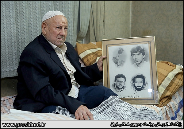 دیدار رئیس جمهور با پدر شهیدان عرب سرخی دیدار رئیس جمهور با پدر شهیدان عرب سرخی