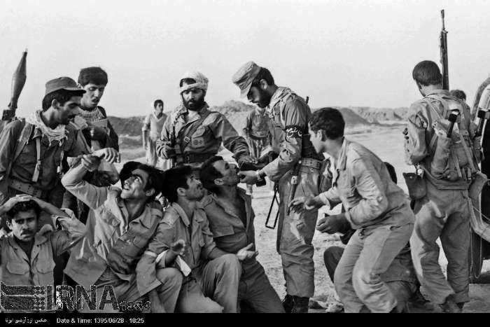 رزمندگان اسلام در حال کمک به اسرا +عکس