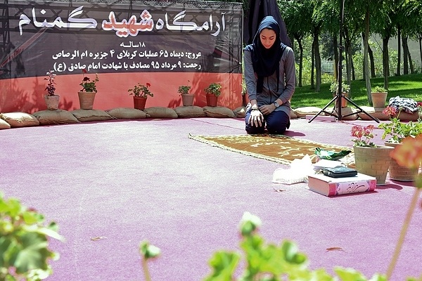 کیمیا مدال خود به شهید گمنام تقدیم کرد+عکس کیمیا مدال خود به شهید گمنام تقدیم کرد+عکس