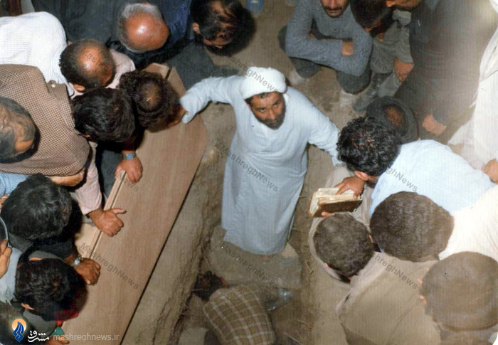 ناطق نوری هنگام دفن برادر شهیدش +عکس