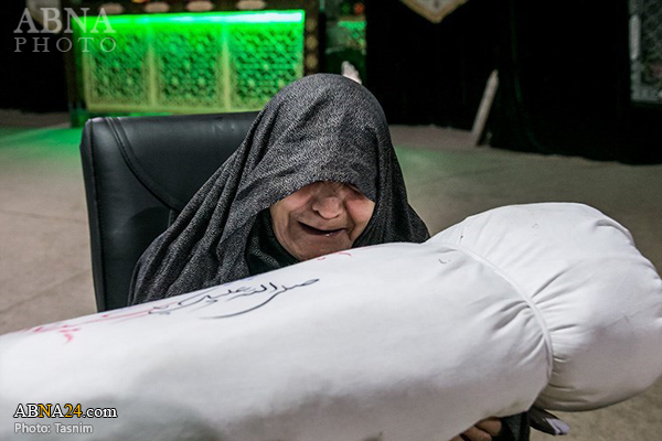 نخستین دیدار مادر شهید ناظری با پیکر فرزندش + عکس