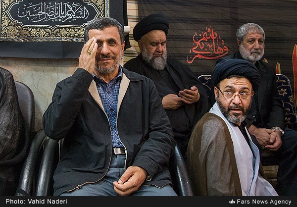 عکس/‌احمدی‌نژاد‌در‌مراسم‌ ترحیم مادر‌ مصلحی