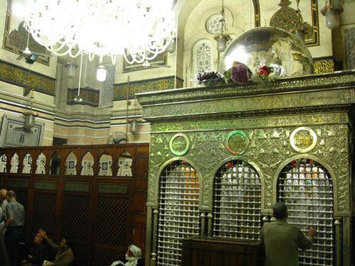 نماز خواندن احمدی نژاد در راس الحسین +عکس