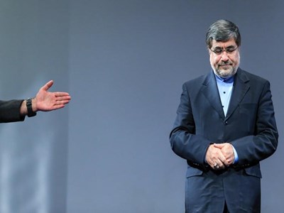 حواشی خاص، علت استعفای حواشی خاص، علت استعفای