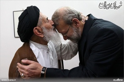 بوسه روحانی سرشناس بر پیشانی لاریجانی+عکس بوسه روحانی سرشناس بر پیشانی لاریجانی+عکس