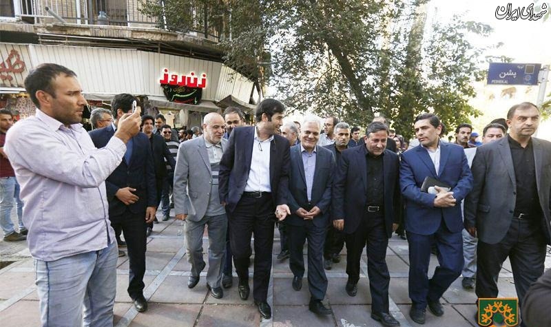 خوابیدن مردی در خیابان همزمان با پیاده روی اعضای شورای شهر خوابیدن مردی در خیابان همزمان با پیاده روی اعضای شورای شهر